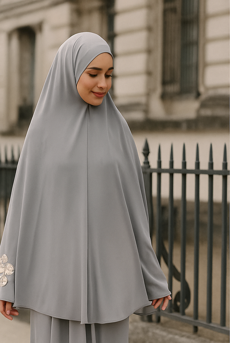 Muslim woman wearing a Maison Haya travel prayer outfit